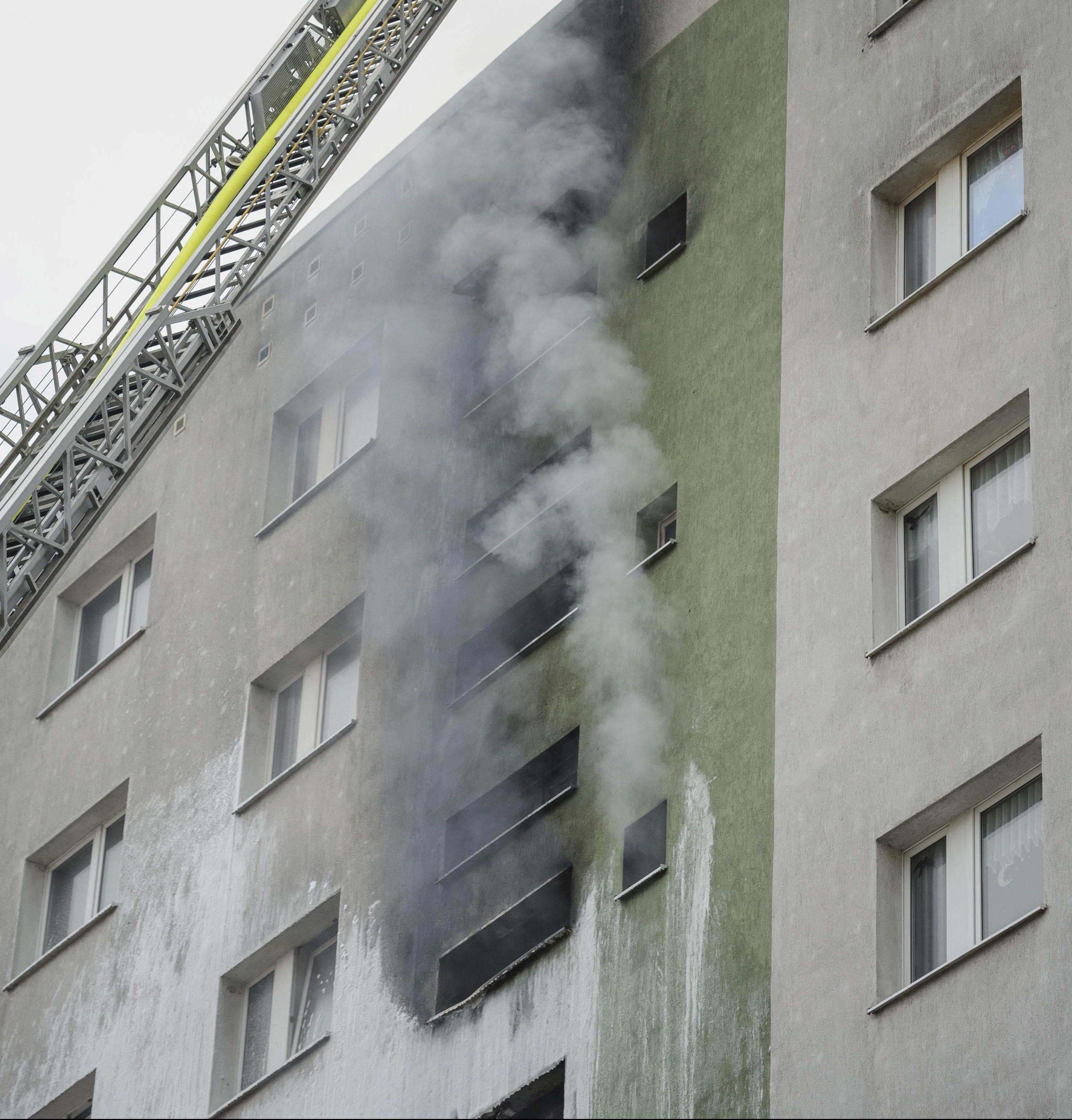U POŽARU ČETVORO MRTVIH I 23 POVREĐENIH: Vatru gasilo više od 100 vatrogasaca i 25 policajaca!